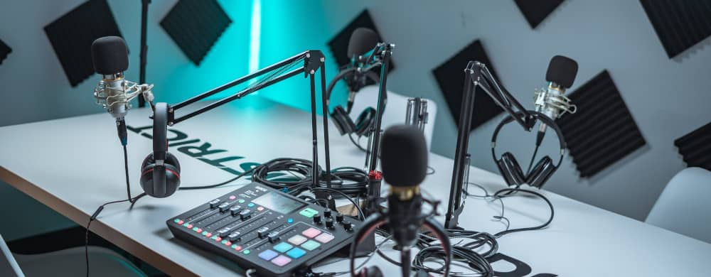 Podcast mit mehreren Mikrofonen im Studio