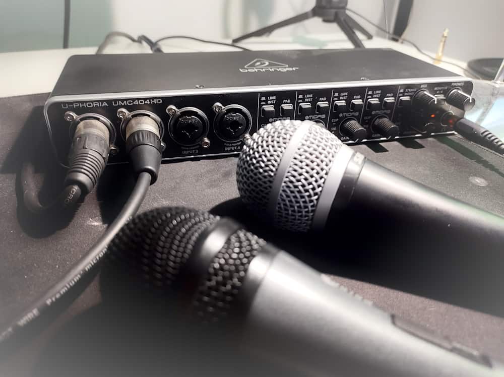 Audio Interface mit zwei angeschlossenen Mikrofonen